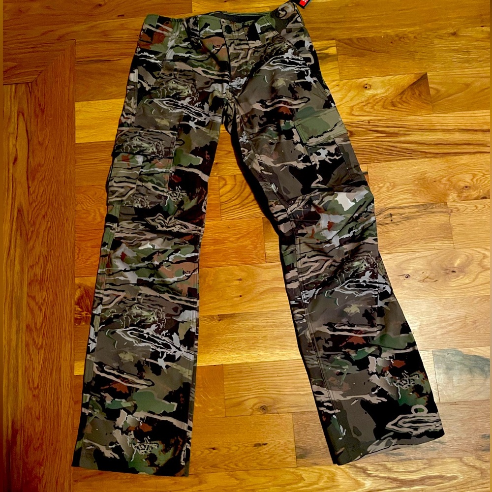 Under Armour camo storm loose fit pants size 4